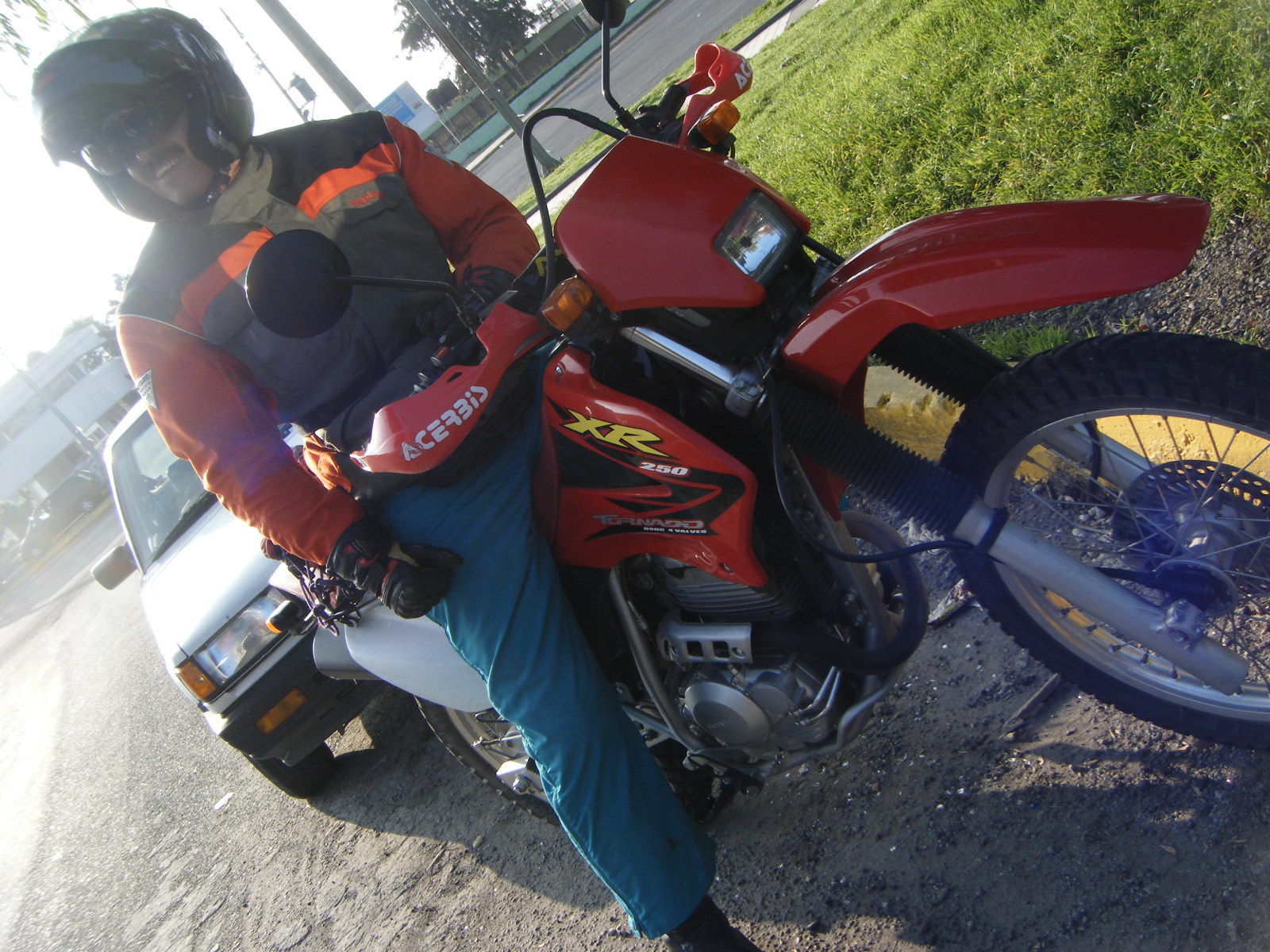 Rodrigo y su Honda Tornado 250