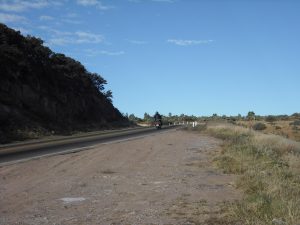 Una motoneta Honda 100 en carretera...