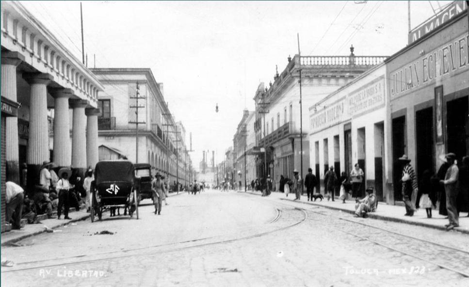 a la Izquierda un Teatro