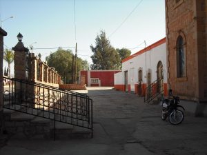 Afuera de una iglesia en Fco. I. Madero