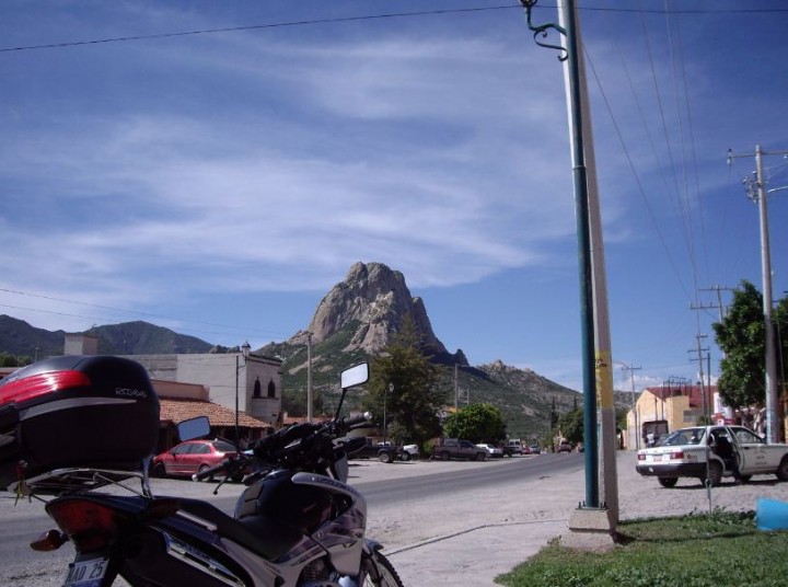 la peña de Bernal, mas bonita que la moto, se puede subir caminando y tiene una bonita vista.