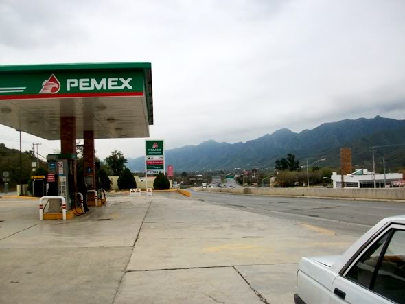 Cargando gasolina en San Francisco, Santiago, N.L.