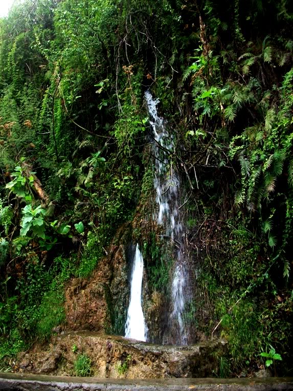 Una cascada a la orilla de la carretera