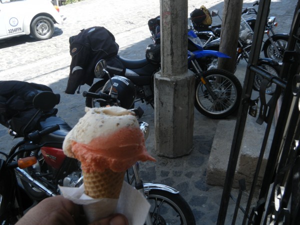 Una rica nieve de mamey con nuez, ahora entiendo al Gunman son muy buenas