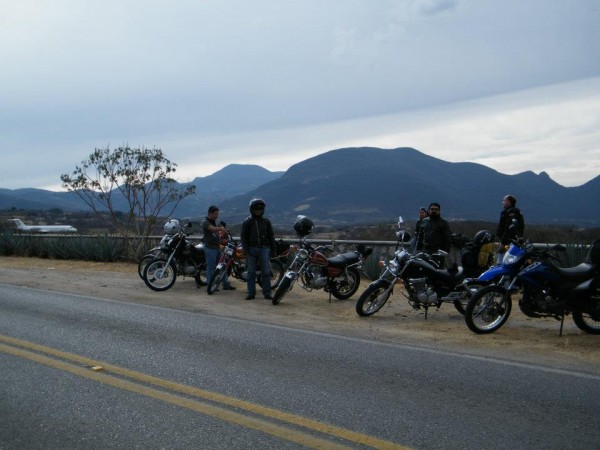 Motos, Motociclistas, Sierra y un avión ¿Un Avión…?