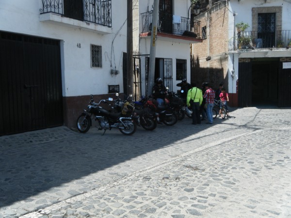 Llegando a la nevería del papa del Gallo Rivera