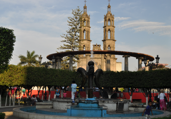 El parque central y la catedral de Tepic, Nay.