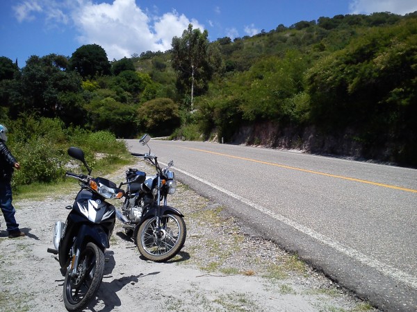 Tomando fotos a un lado del camino