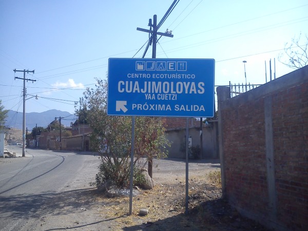 No hay pierde, definitivamente hay que dar vuelta a la izquierda si a Cuajimoloyas quieres ir