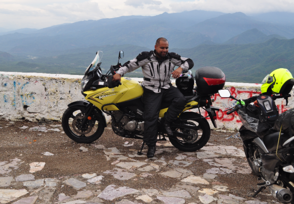 El Toareg G. Nolasco, en el mirador de Cuicatlán.