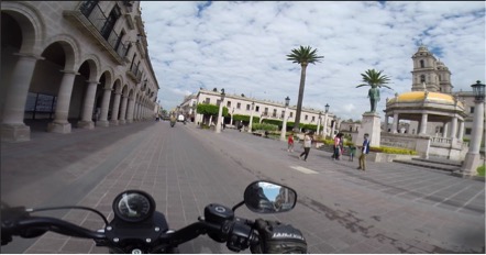 La plaza con su kiosco y sus arcos..