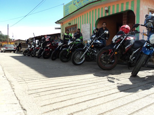 Aqui alineaditas las motos enfrente del comedor en Cuajimoloyas