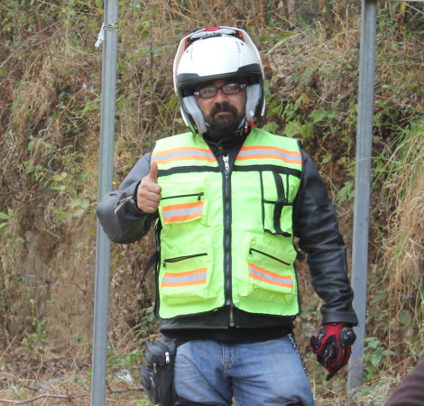 Chaleco Hiviz sobre Chamarra de Cuero.