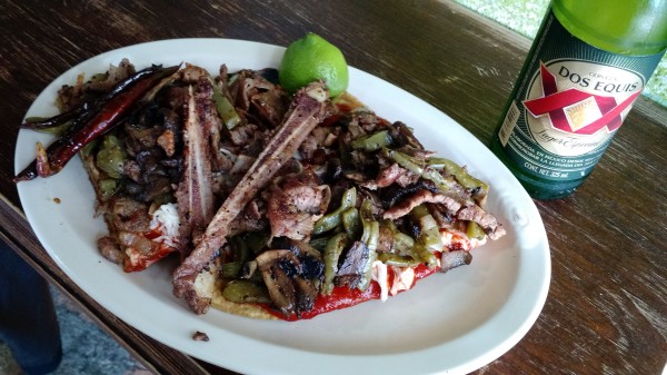 Huarache de costilla con guacamole y salsa roja, nopales y chela