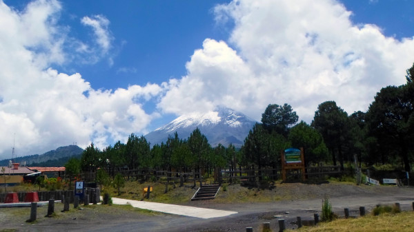 Vista desde el Paso de Cortés, en vivo es mas impresionante por la verdadera dimensión del Volcán 