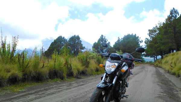 Aquí casual en tierra con llantas (y moto) de asfalto