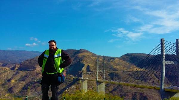 Puente de Mezcala con un Cielo Azul y un Hi-Viz 