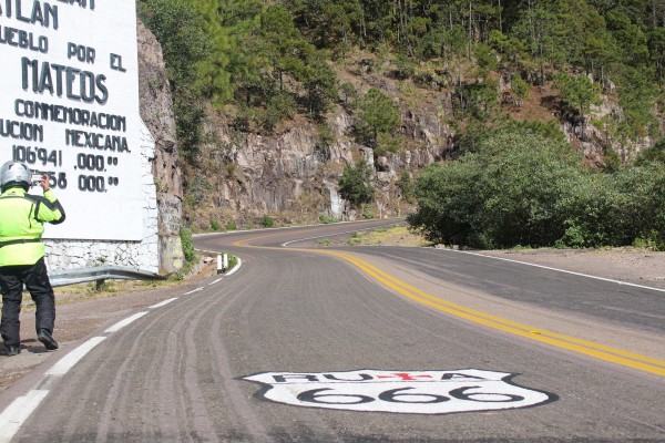 Lamentable que este pintarojeado el asfalto, simplemente lamentable