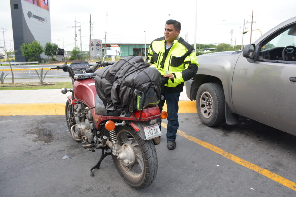 El intrépido viajero revisa que todo esté en su lugar 