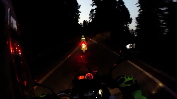 Rodando de Noche. Nótese como el Hi-Viz y el reflejante ayuda