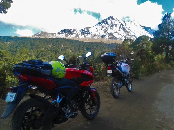 Nevado de Toluca al Fondo, una moto Doble Propósito y otra Citadina