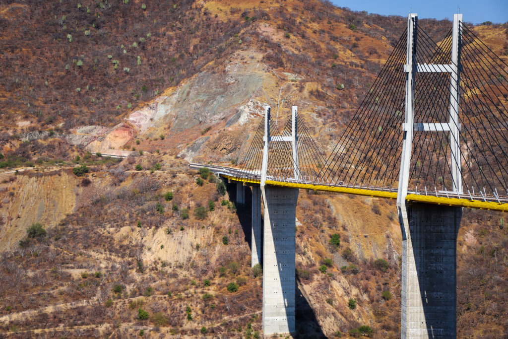 Puente atirantado de 911 m  de largo a 116 m sobre el río Balsas, el 2do más alto de México